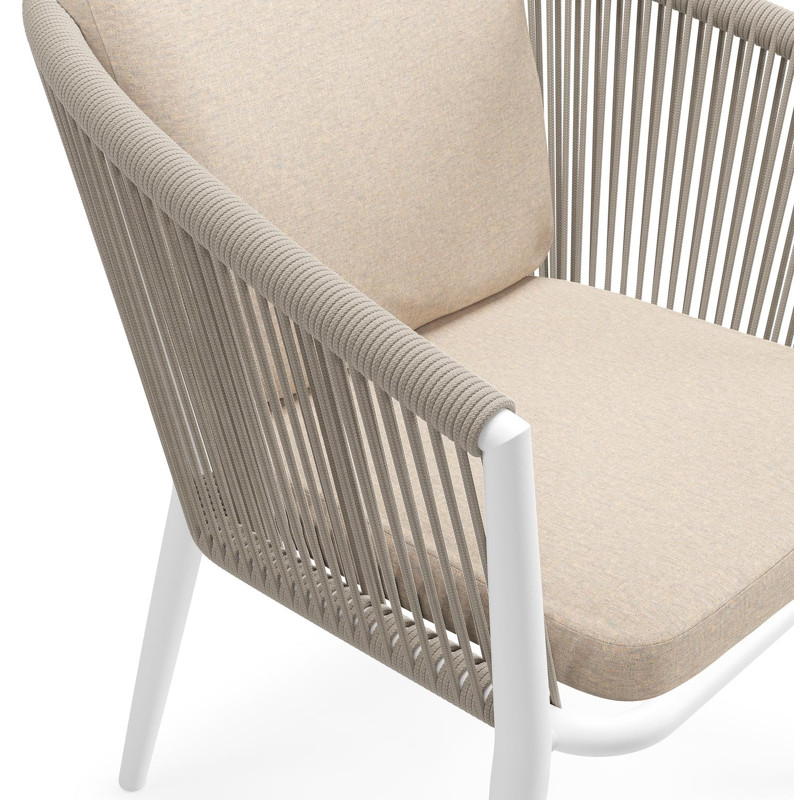 Orso tuinstoel in wit aluminium en beige verticaal geweven ronde rope met luxe zitkussen in All Weather Sunbrella® Luxe Heritage Papyrus