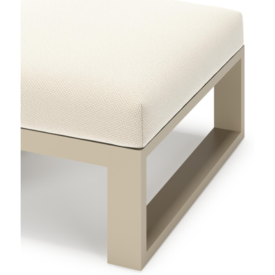 Verato poef in beige aluminium met althea off white all weather cosytica kussen