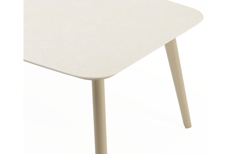 Mosa tuinset in beige aluminium en crema minerale sintered stone met 8 stapelbare Zamora tuinstoelen