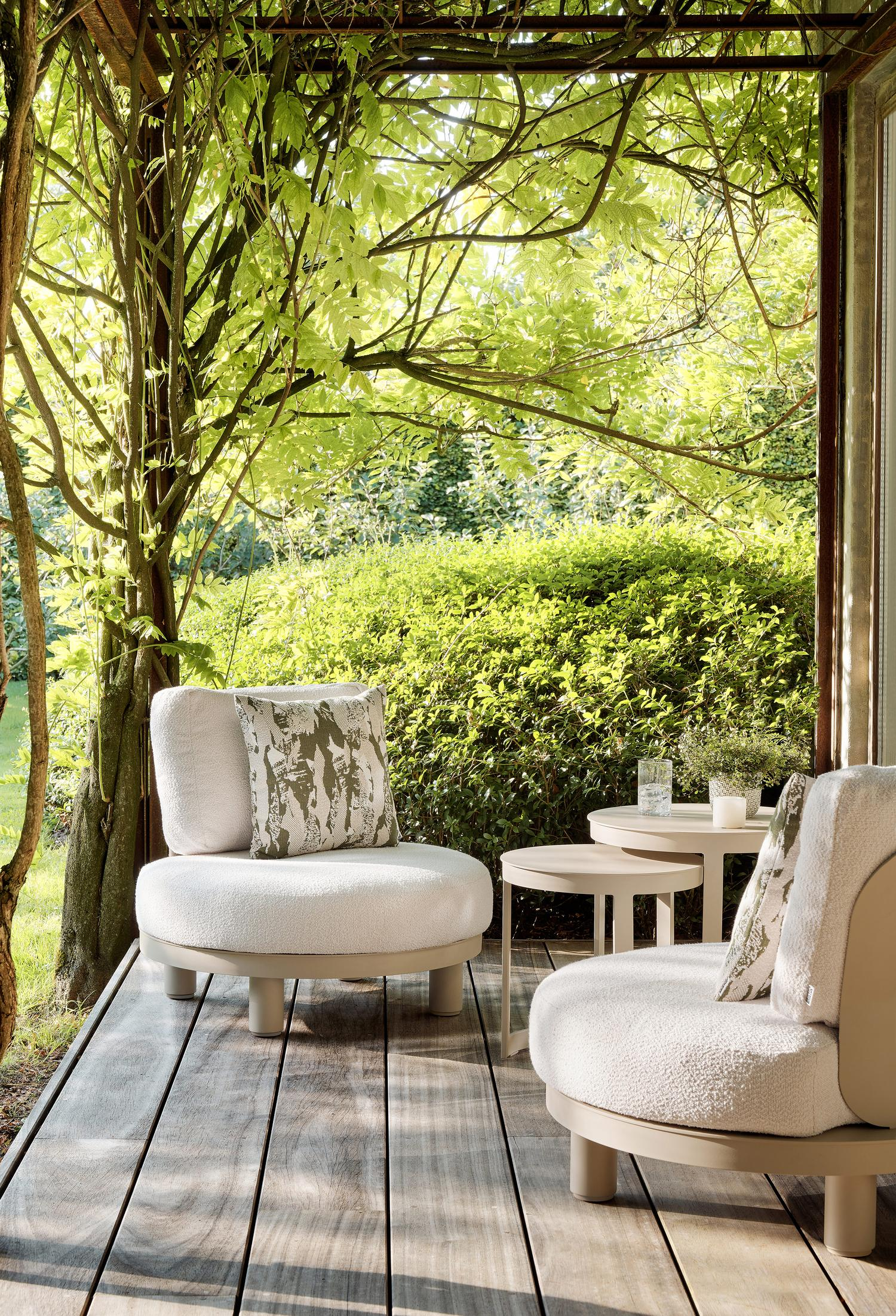 Donato loungestoel in beige aluminium met all weather cosytica Althea Off White kussen