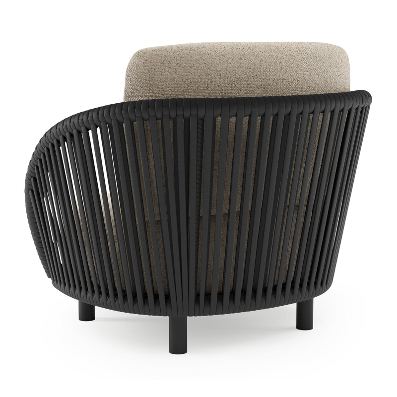 Lupino loungestoel in zwart aluminium en zwart verticaal geweven luxe vlakke brede rope met bora desert all weather cosytica kussen