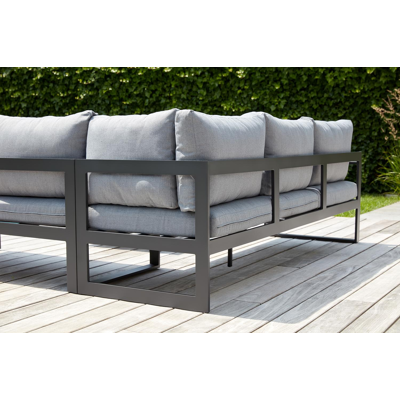 Salon de jardin d'angle Caldela en aluminium noir et polywood avec coussin en gris polyester et table basse