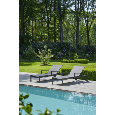 Set van 2 verstelbare Caravelle ligbedden in zwart aluminium en zwart textileen met armleuning