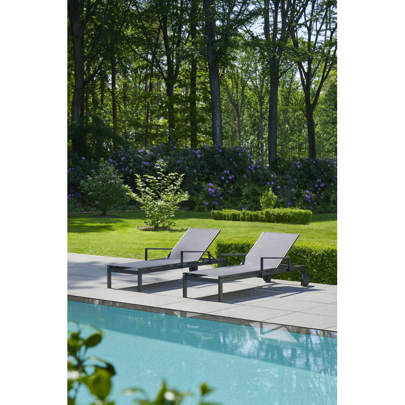 Set van 2 verstelbare Caravelle ligbedden in zwart aluminium en zwart textilene met armleuning