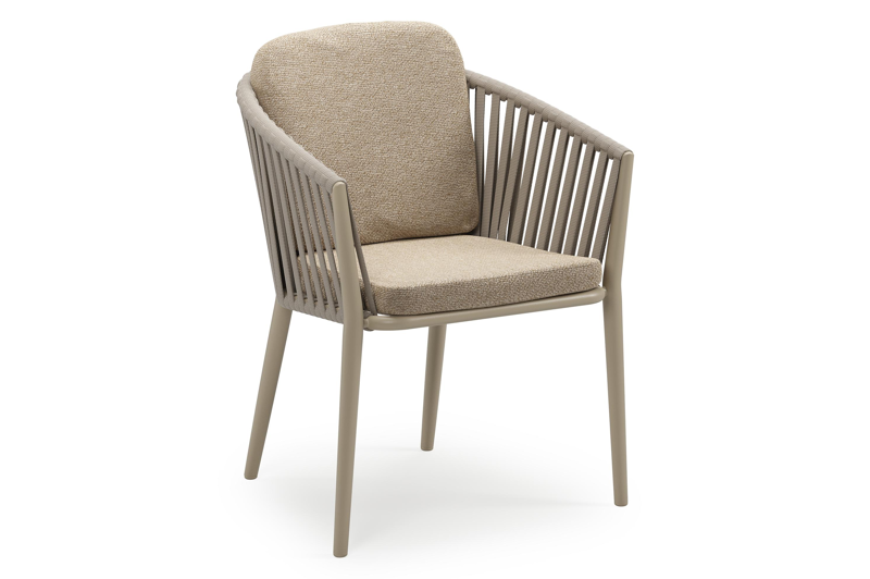 Orso stapelbare tuinstoel in beige aluminium en beige verticaal geweven luxe vlakke brede rope met stoelkussen in All Weather Cosytica Madagascar Oak