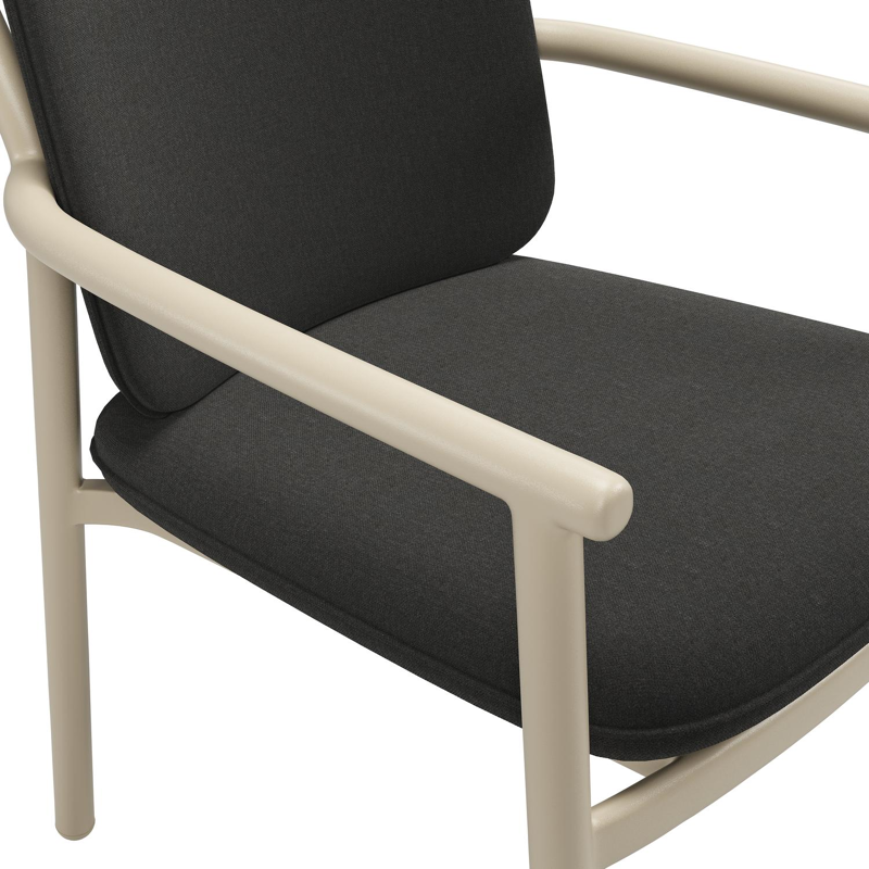 Bono stapelbare tuinstoel in beige aluminium met stoelkussen in All Weather Sunbrella® Luxe Natte Sooty