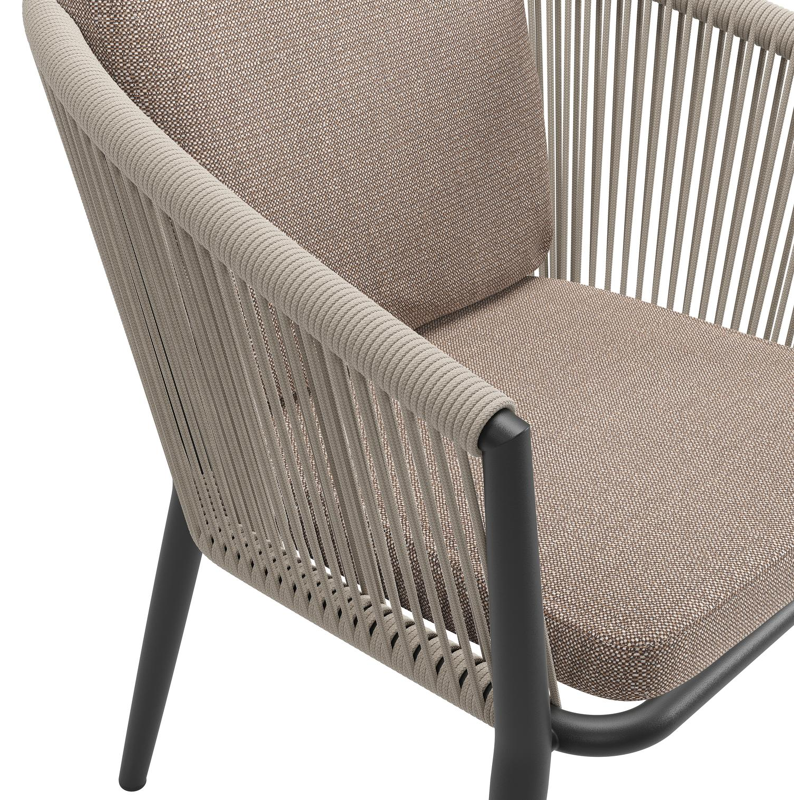 Orso tuinstoel in zwart aluminium en beige verticaal geweven ronde rope met luxe zitkussen in All Weather Sunbrella® Luxe Savane Earth
