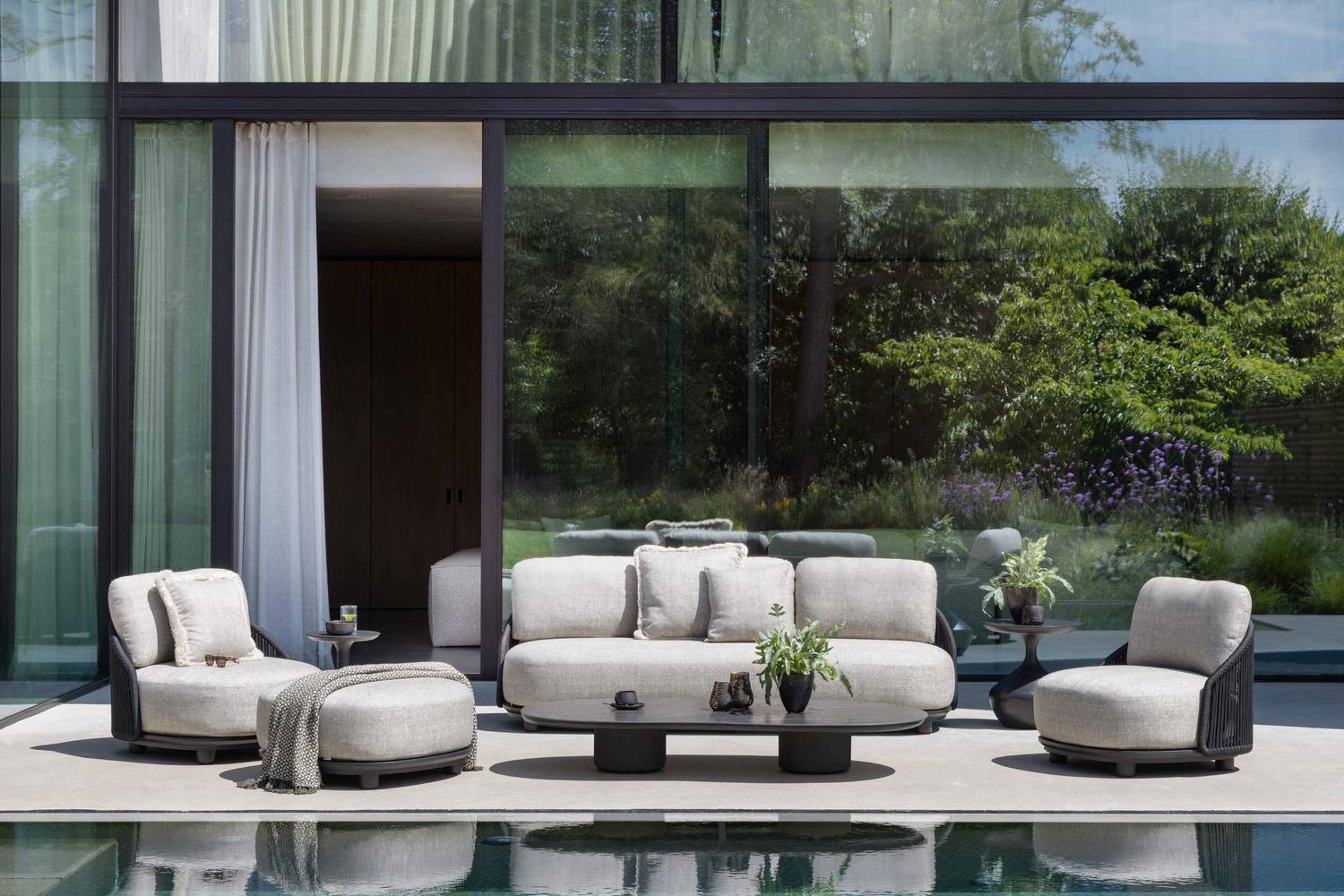 Salon de jardin Vadelo en aluminium noir et corde ronde tissée verticalement noir et coussins en all weather sunbrella® luxe chartres pewter