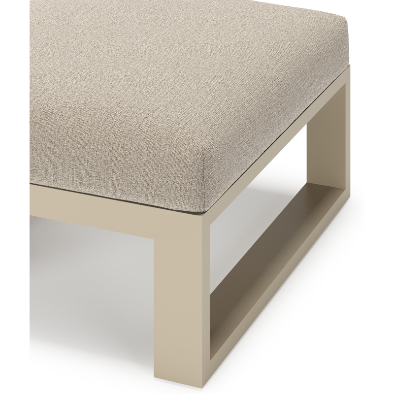 Verato poef in beige aluminium met catania sand all weather cosytica kussen