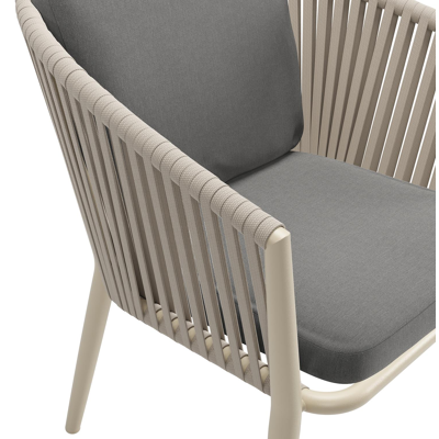 Chaise de jardin Orso en aluminium beige et corde plate tissée verticalement beige avec coussin luxe en All Weather Sunbrella® Luxe Natte Charcoal Chine