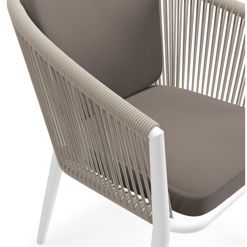 Orso tuinstoel in wit aluminium en beige verticaal geweven ronde rope met zitkussen in All Weather Sunbrella® Luxe Natte Nature Grey