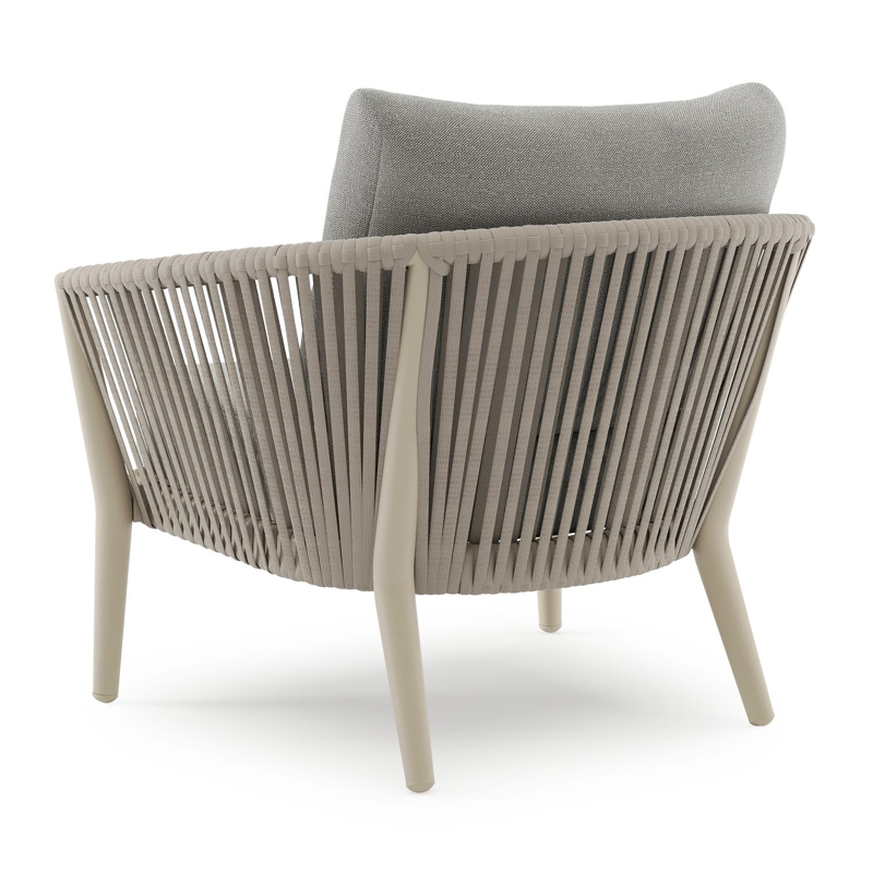 Fauteuil de jardin Orso en aluminium beige en corde ronde tissée verticalement beige et coussins en all weather sunbrella® luxe Savane Zinc