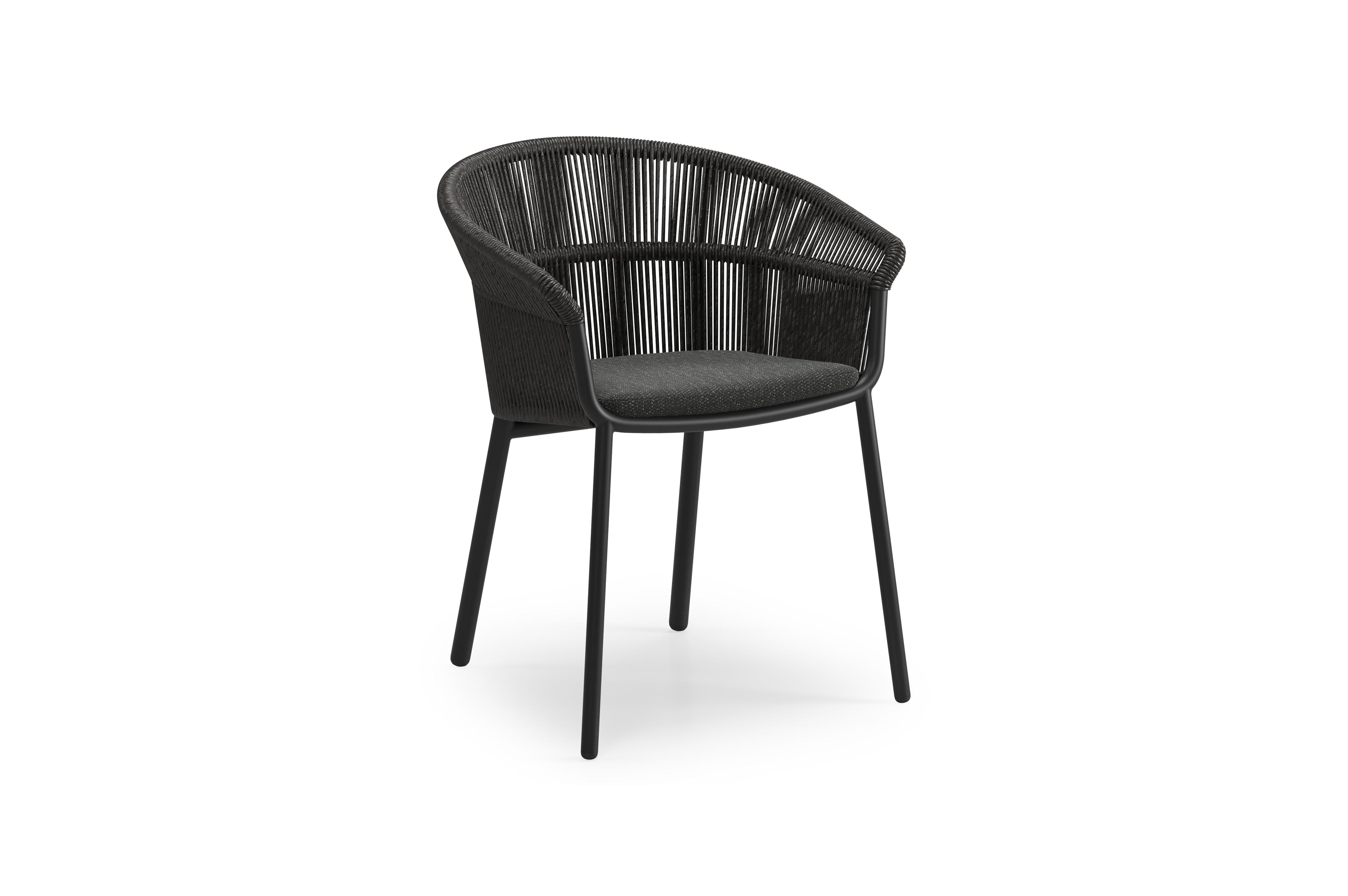 Matera stapelbare tuinstoel in zwart aluminium en zwart gedraaide ronde wicker met kussen in sky black weather+ softtouch