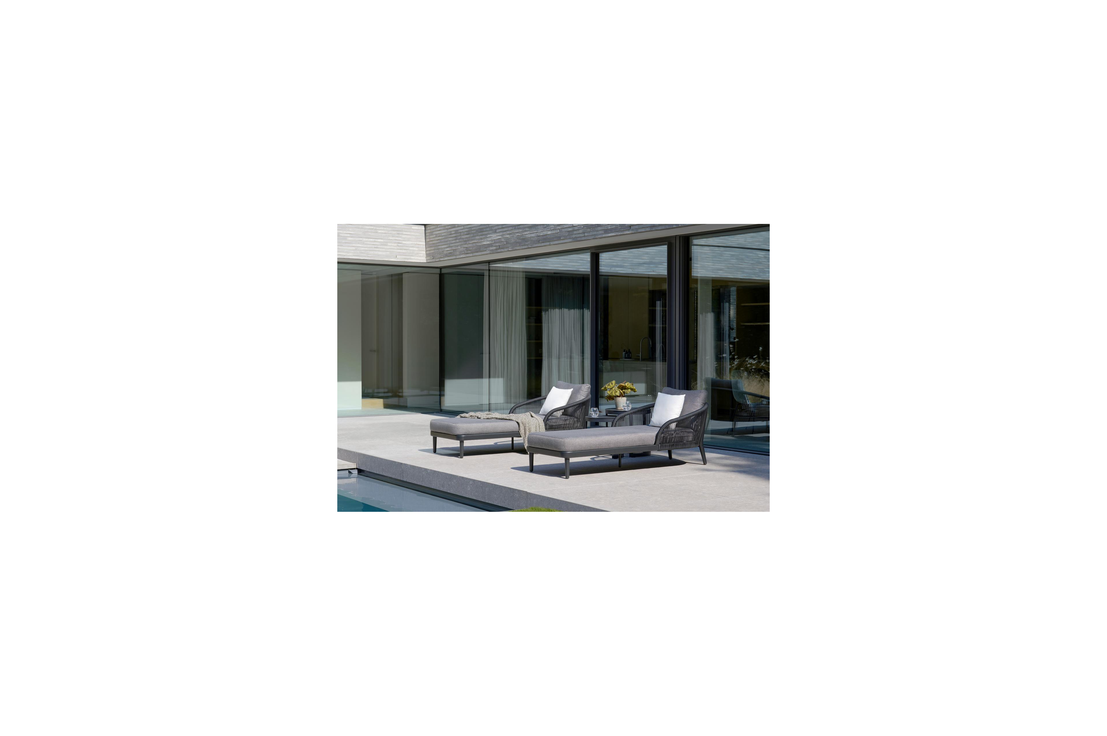 Enna bijzettafels in zwart aluminium - tafel 1: Dia. 44 x H 46 cm, tafel 2: Dia. 52 x H 52 cm