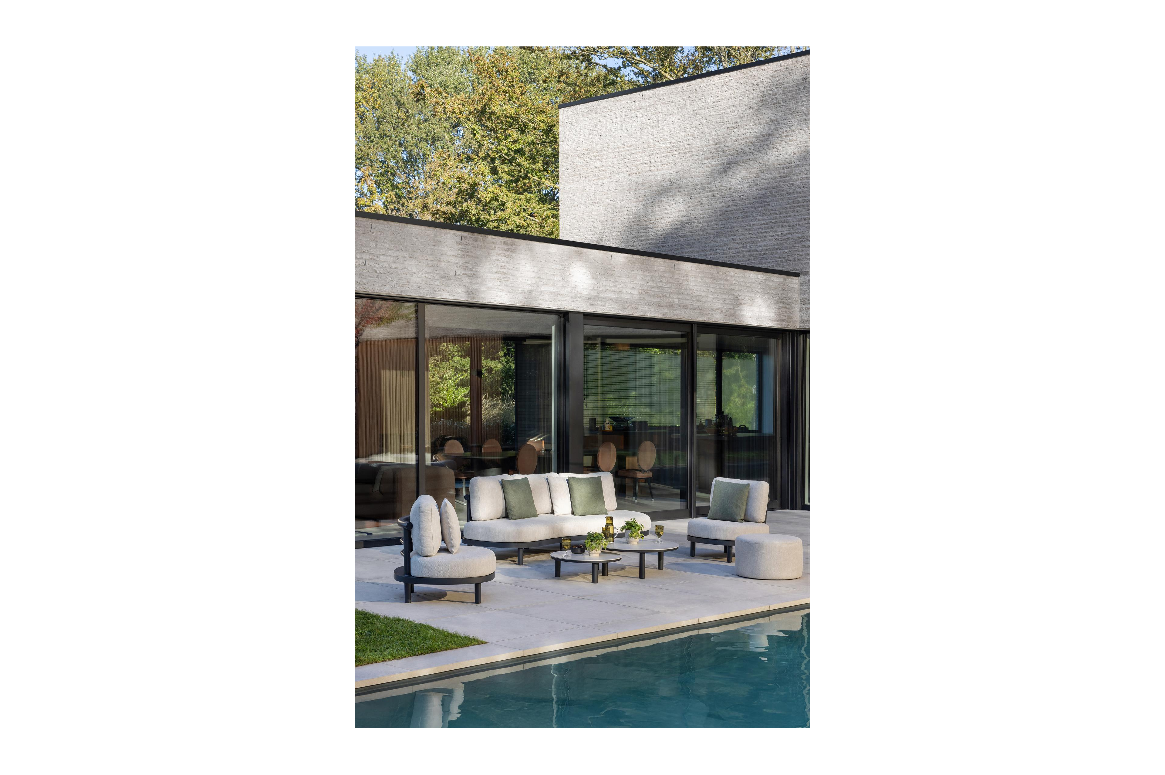 Lindo loungetafel in zwart aluminium en sintered stone crema minerale