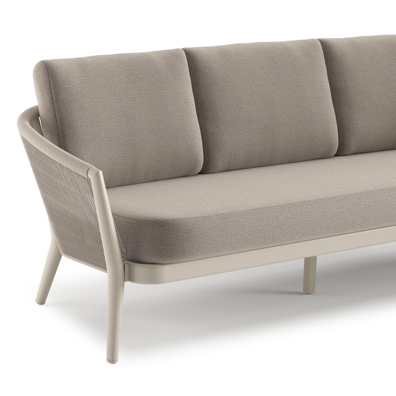 Orso loungeset in beige aluminium en beige verticaal geweven ronde rope met Savane Coconut all weather sunbrella® luxe kussen
