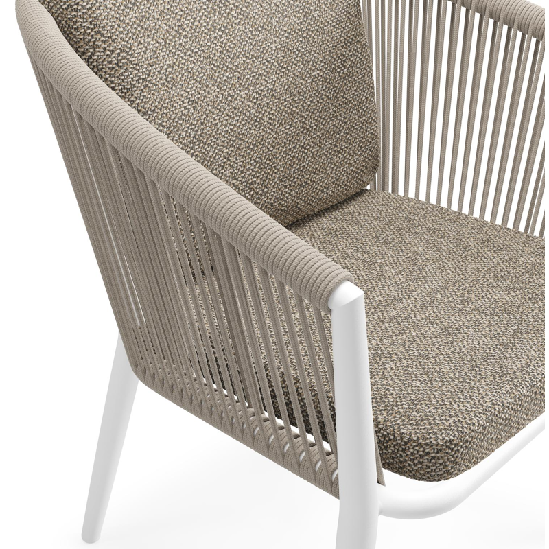 Chaise de jardin Orso en aluminium blanc et corde ronde tissée verticalement beige avec coussin luxe en All Weather Cosytica Madagascar Burch