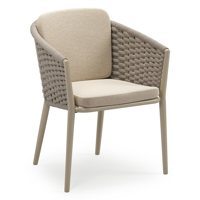Orso stapelbare tuinstoel in beige aluminium en beige horizontaal geweven ronde rope met stoelkussen in All Weather Cosytica Althea Chalk