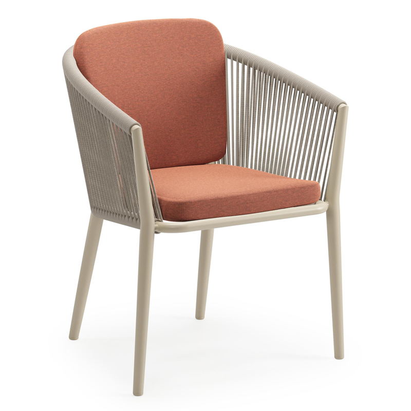 Orso tuinstoel in beige aluminium en beige verticaal geweven ronde rope met zitkussen in All Weather Sunbrella® Luxe Heritage Rust