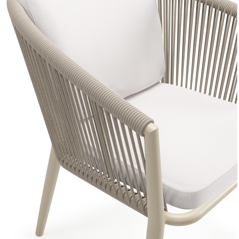 Orso tuinstoel in beige aluminium en beige verticaal geweven ronde rope met luxe zitkussen in All Weather Sunbrella® Luxe Savane Whisper