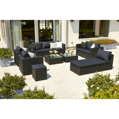 Chaise longue lounge Amari en resine tressee noir avec coussins en polyester 