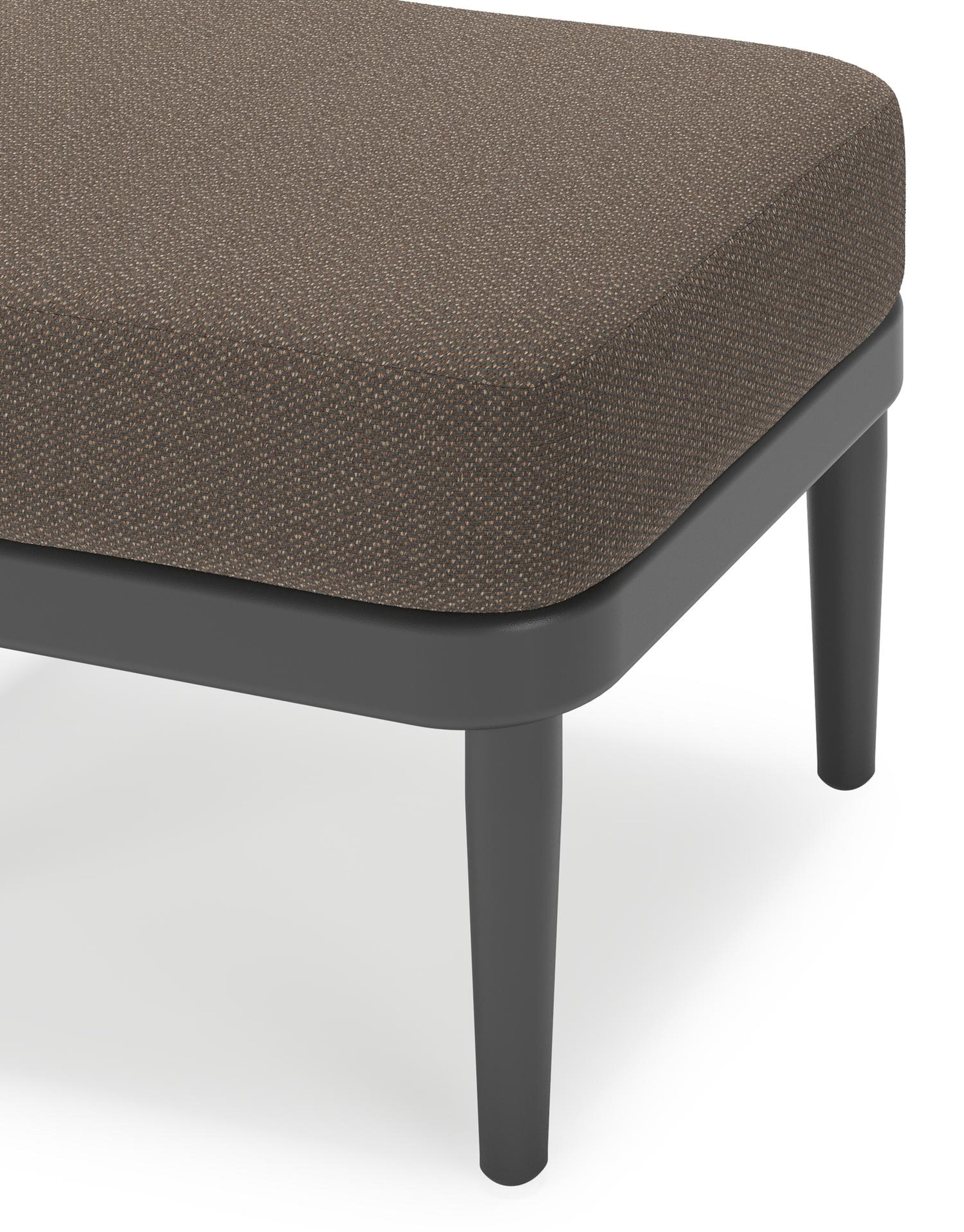 Orso poef in zwart aluminium met Lopi Coconut all weather sunbrella® luxe kussen
