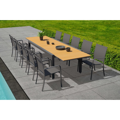 Ensemble de jardin Calobra avec table extensible en aluminium noir avec plateau de table en teck naturel et 10 chaises de jardin empilables Calobra