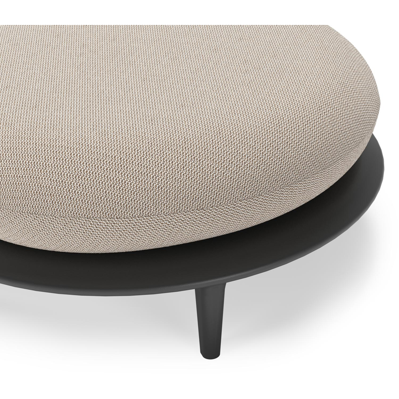 Bomero poef in zwart aluminium met lopi fossil all weather sunbrella® luxe kussen