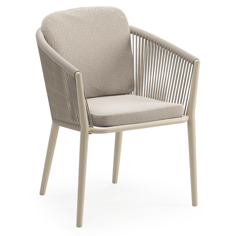 Orso tuinstoel in beige aluminium en beige verticaal geweven ronde rope met luxe zitkussen in All Weather Sunbrella® Luxe Lopi Fossil