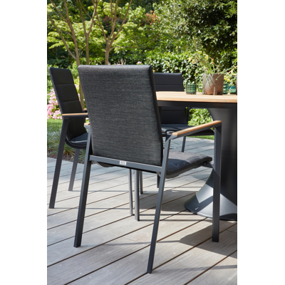 Cirello stapelbare tuinstoel in zwart aluminium en zwart luxe comfort textilene en teak armleuning