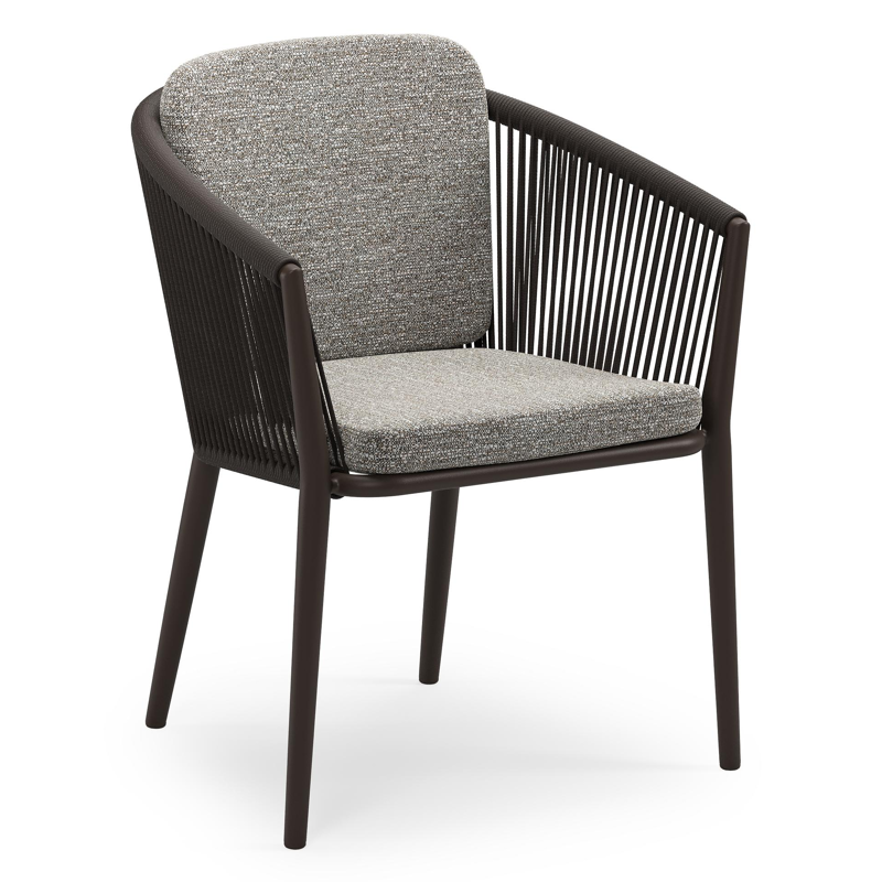 Orso stapelbare tuinstoel in donkerbruin aluminium en donkerbruin verticaal geweven ronde rope met stoelkussen in All Weather Sunbrella® Luxe Tundra Pepper