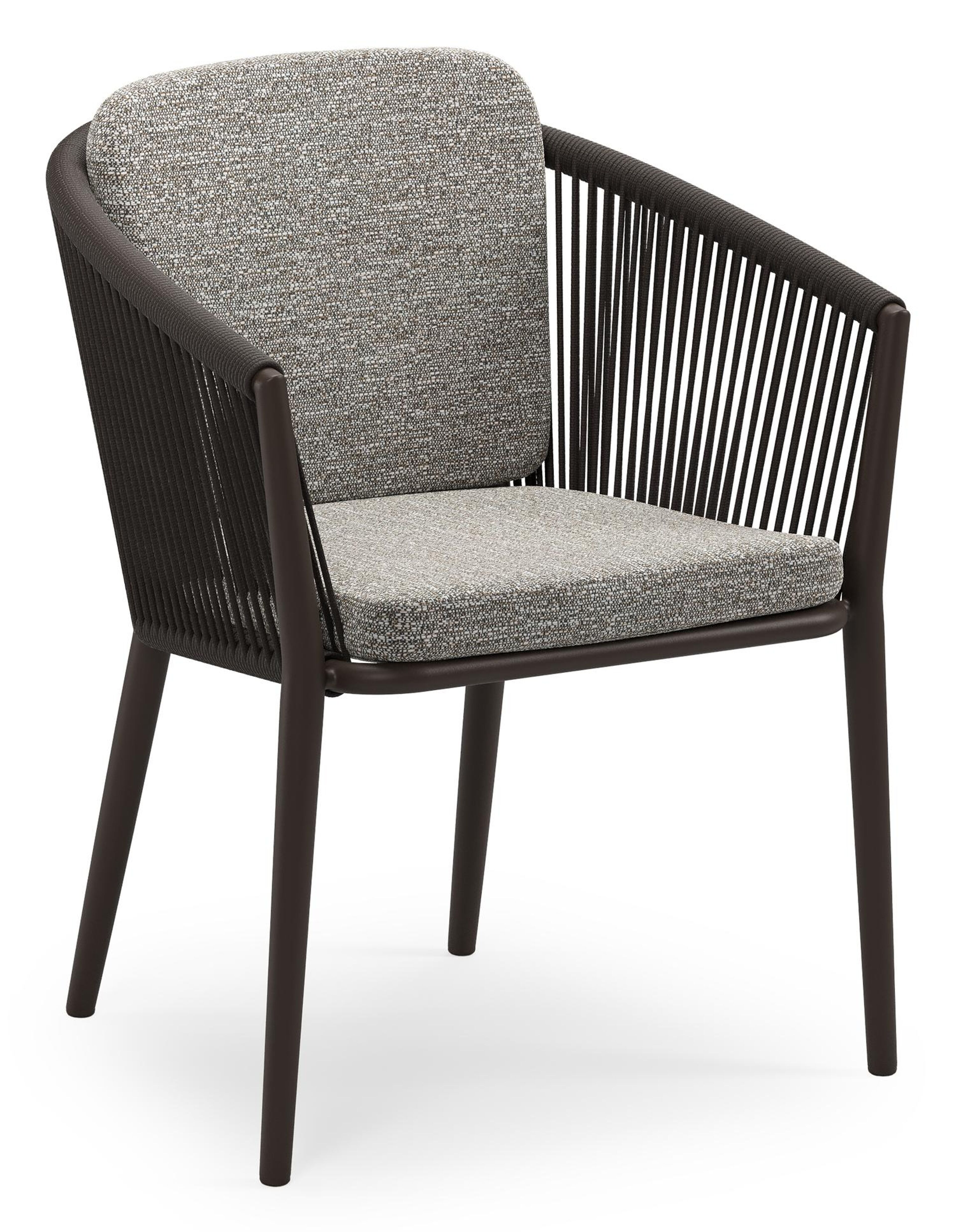 Chaise de jardin empilable Orso en aluminium brun foncé et corde ronde tissée verticalement brun foncé avec coussin en All Weather Sunbrella® Luxe Tundra Pepper