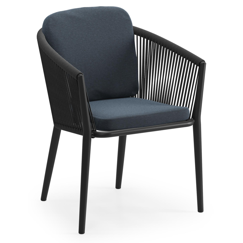 Orso tuinstoel in zwart aluminium en zwart verticaal geweven ronde rope met luxe zitkussen in All Weather Sunbrella® Luxe Heritage Indigo