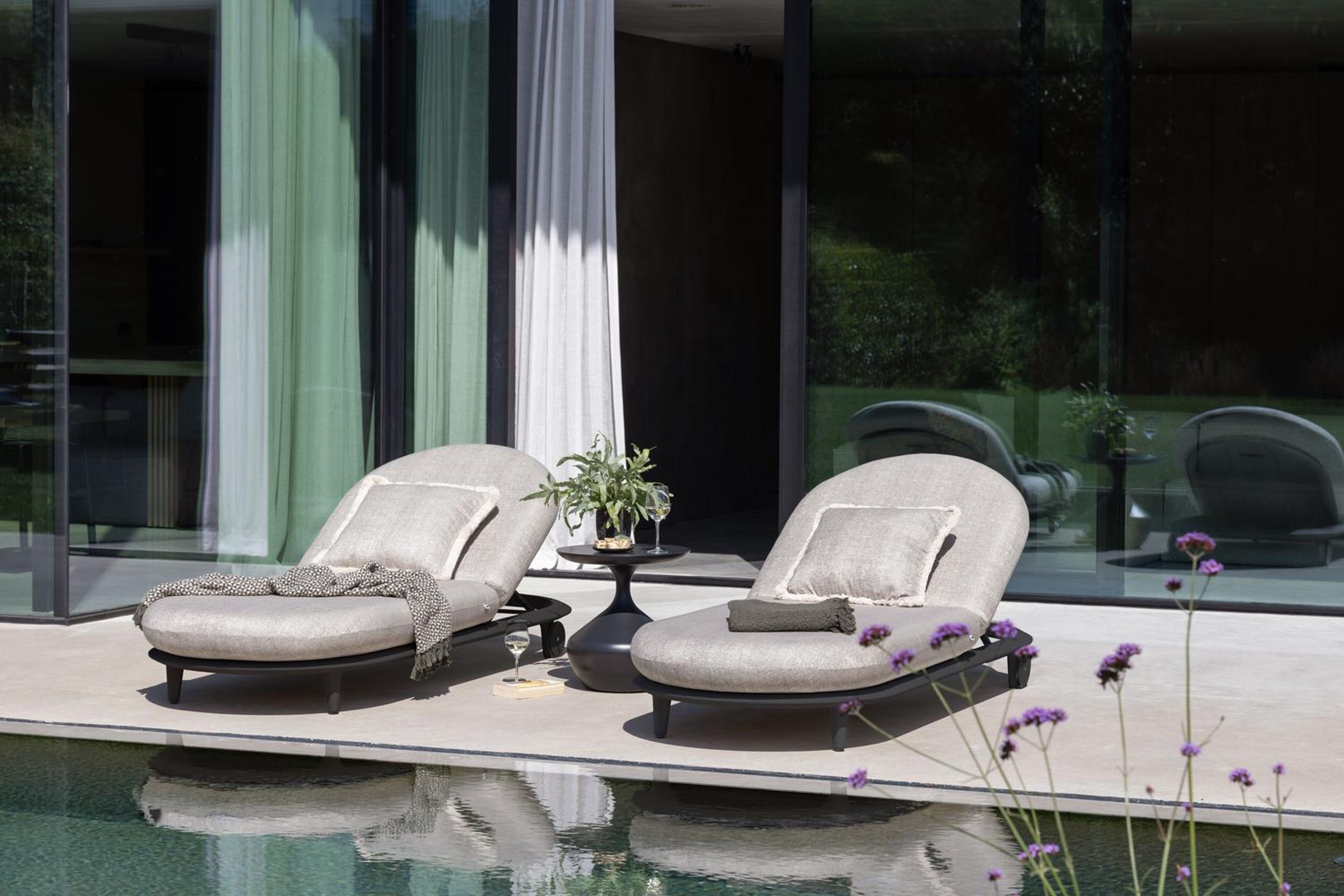 Bomero verstelbaar ligbed in zwart aluminium met chartres pewter all weather sunbrella® luxe