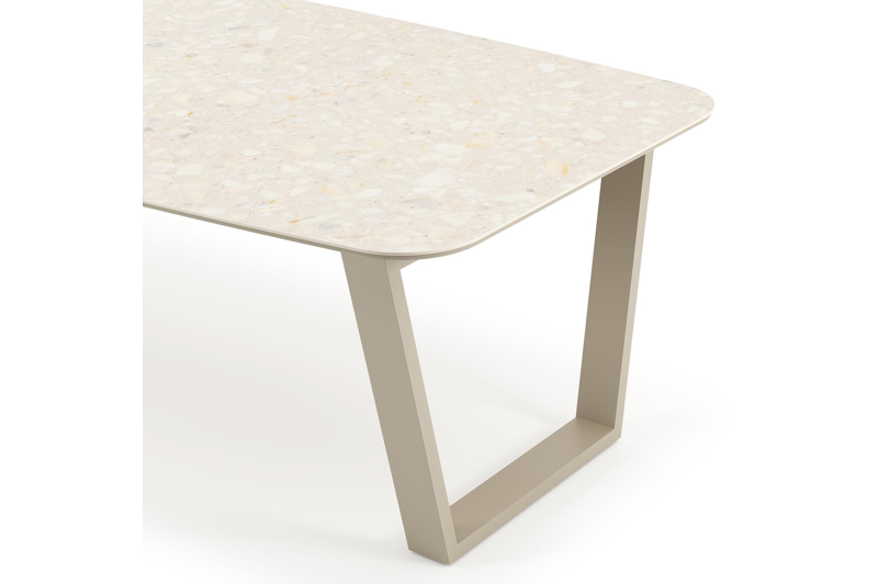Table de jardin Pagino forme de bateau en aluminium beige et céramique pleine Retrostone Lg. 255 x Lrg. 115 x Haut. 73 cm