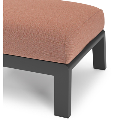 Cosenzo poef in zwart aluminium met savane rust all weather sunbrella® luxe kussen