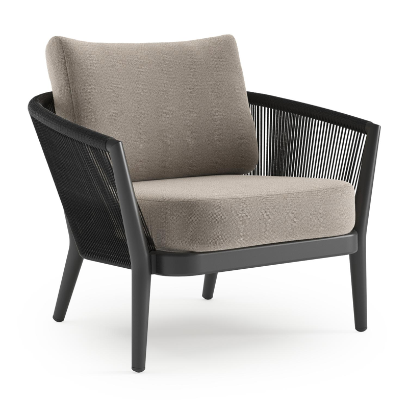 Orso loungestoel in zwart aluminium en zwart verticaal geweven ronde rope met Savane Coconut all weather sunbrella® luxe kussen
