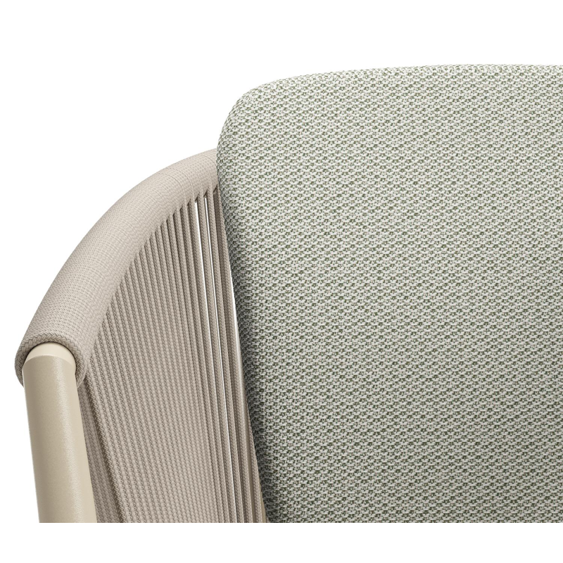 Orso tuinstoel in beige aluminium en beige verticaal geweven ronde rope met zitkussen in All Weather Sunbrella® Luxe Lopi Bud