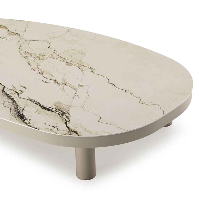 Table de basse Donato organique en aluminium beige et céramique pleine Colorado Dunes - Lg. 151 x Lrg. 90 x Haut. 24.5 cm