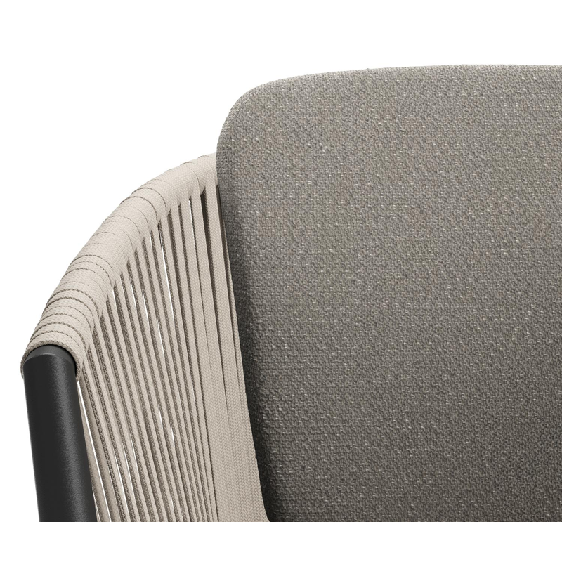 Chaise de jardin Orso en aluminium noir et corde plate tissée verticalement beige avec coussin en All Weather Sunbrella® Luxe Lopi Silver