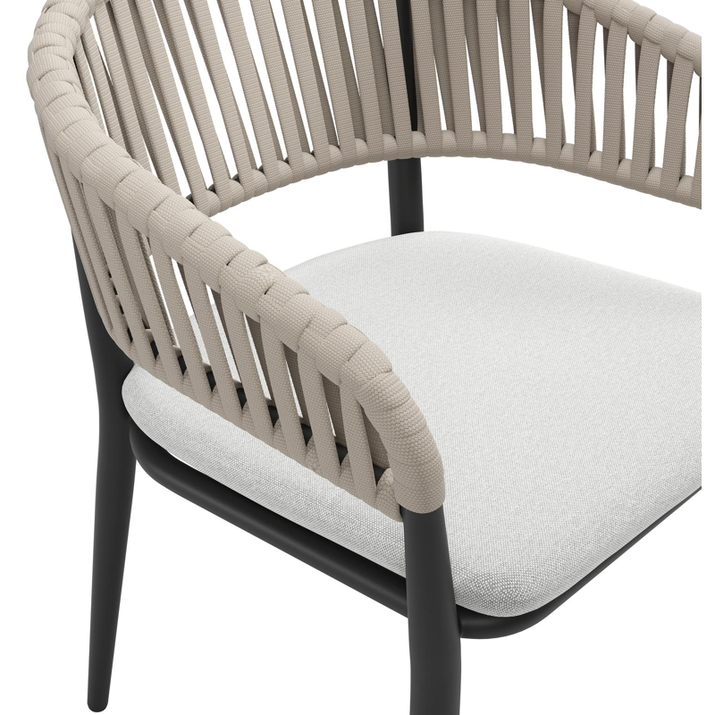 Tolfa stapelbare tuinstoel in zwart aluminium en beige verticaal geweven luxe vlakke brede rope met stoelkussen in All Weather Sunbrella® Luxe Natte Grey Chine