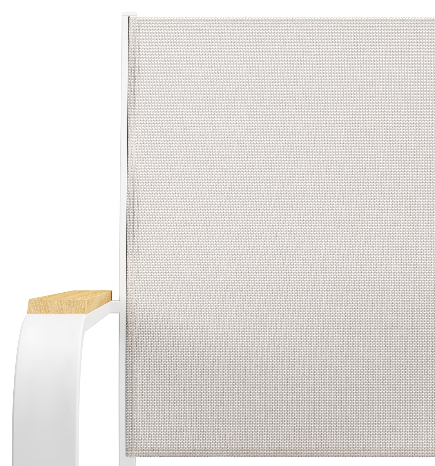 Amalfi tuinstoel in wit aluminium en beige single textileen en teak armleuning