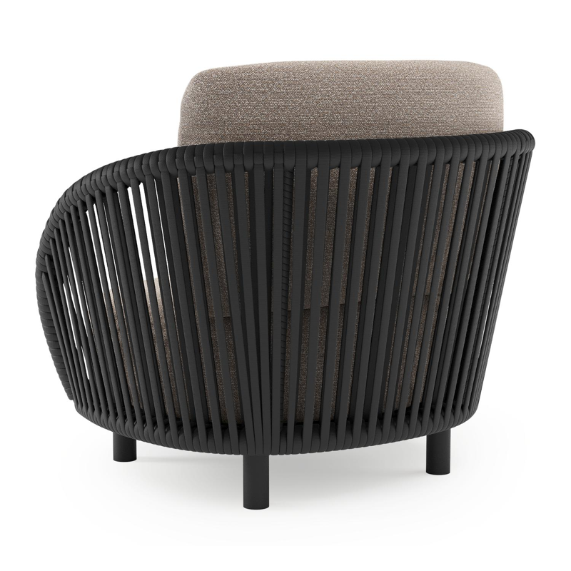 Lupino loungestoel in zwart aluminium en zwart verticaal geweven luxe vlakke brede rope met wander manioc all weather sunbrella® luxe kussen