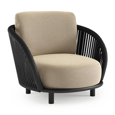 Lupino loungestoel in zwart aluminium en zwart verticaal geweven luxe vlakke brede rope met althea camel all weather cosytica kussen