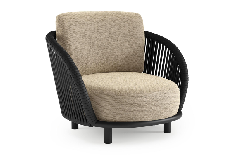 Lupino loungestoel in zwart aluminium en zwart verticaal geweven luxe vlakke brede rope met althea camel all weather cosytica kussen