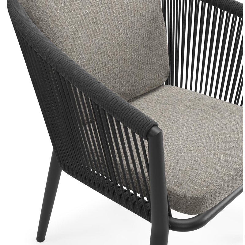 Orso tuinstoel in zwart aluminium en zwart verticaal geweven ronde rope met luxe zitkussen in All Weather Sunbrella® Luxe Lopi Silver