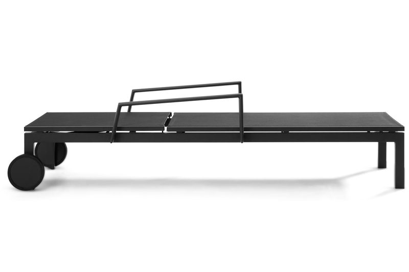 Caravelle verstelbaar ligbed in zwart aluminium met zwart textileen met armleuning