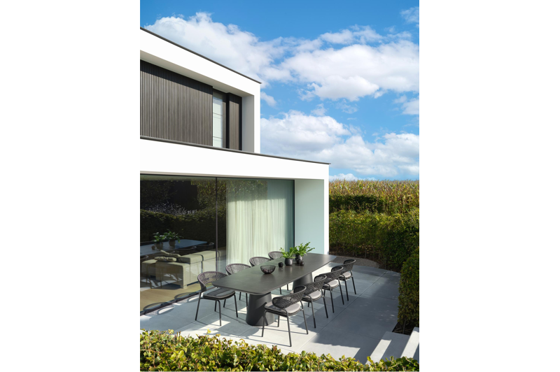 Donato XL stapelbare tuinstoel in zwart aluminium en zwart wicker