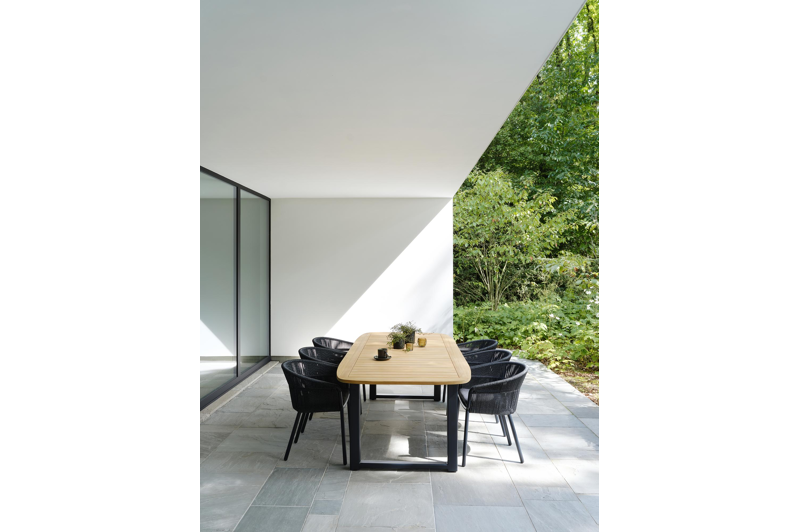 Livo tuinset in zwart aluminium en natural finish teak tafelblad met 8 stapelbare Matera tuinstoelen