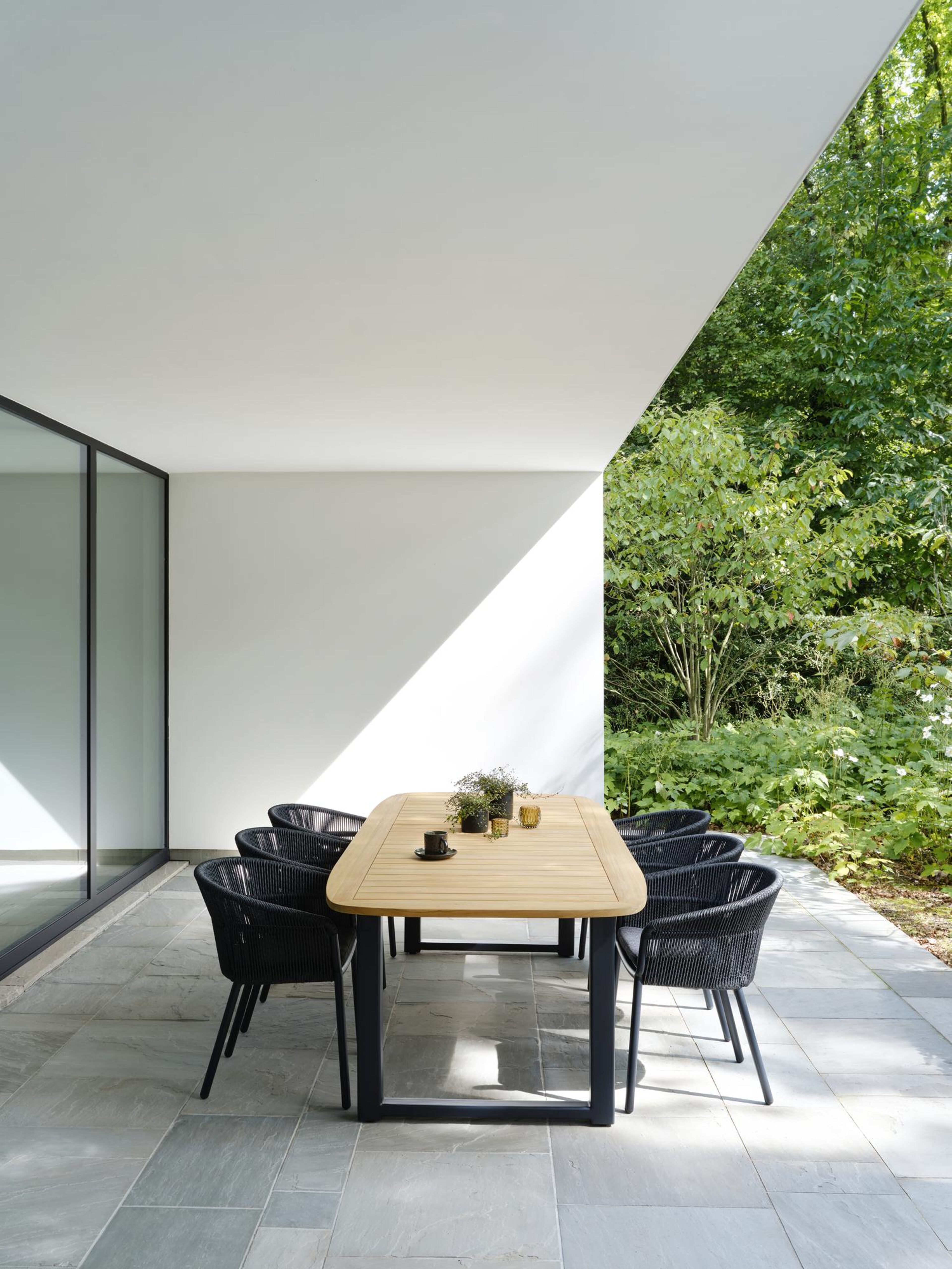 Livo tuinset in zwart aluminium en natural finish teak tafelblad met 8 stapelbare Matera tuinstoelen